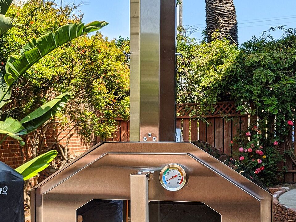 Horno de pizza portátil Ooni en un jardín
