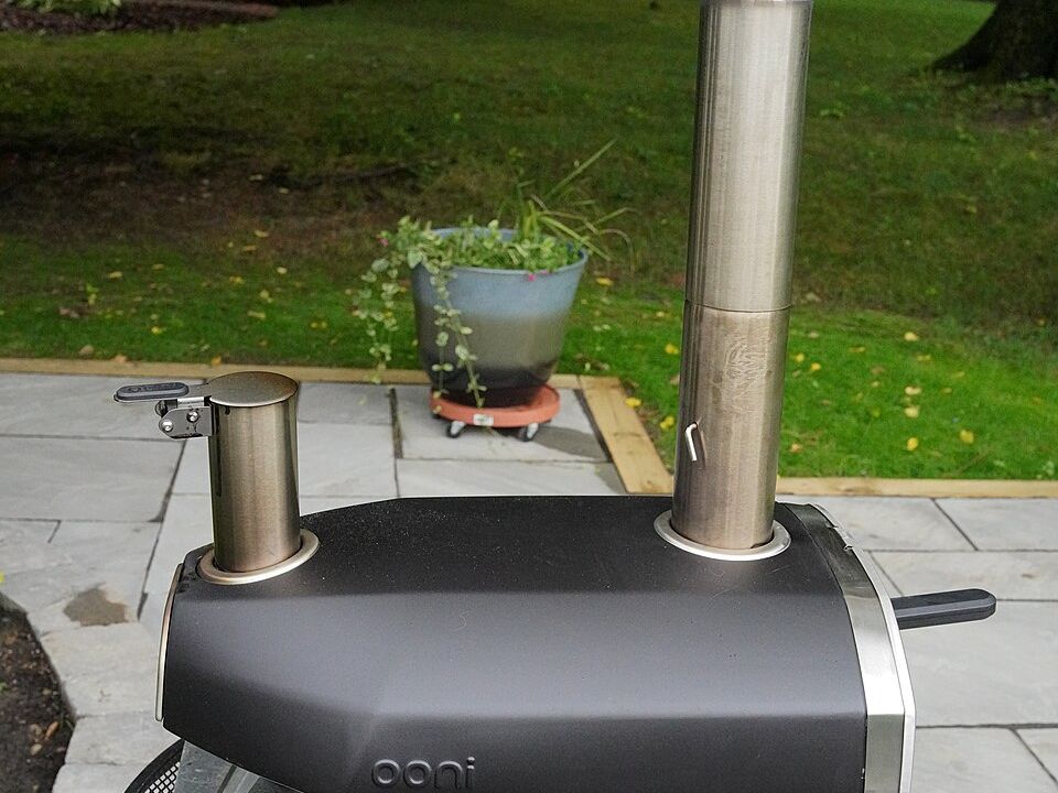 Horno de pizza de pellets en un patio