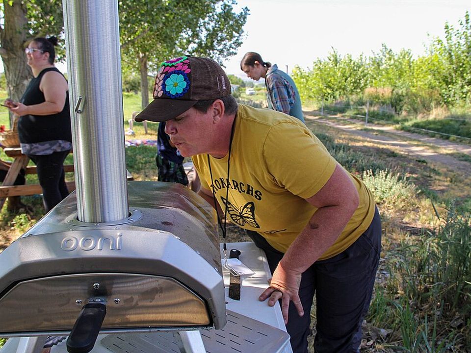 Horno de pizza portátil de gas en uso al aire libre